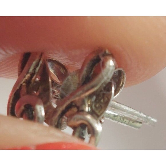 Sterling silver treble clef stud earrings - Picture 3 of 8